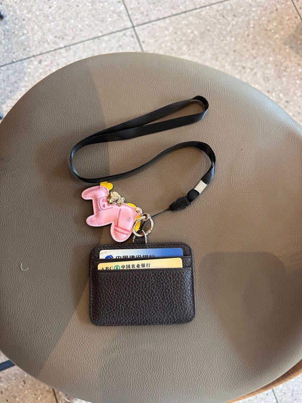 Moterų kaklo kortelių laikiklis iš tikros odos – apsauga nuo vagysčių, gatvės stilius, Depurny, 2025 m. pavasaris