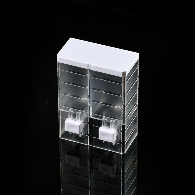 Τοίχου διπλού κεφαλιού χειροκίνητος διανομέας σαπουνιού • Υλικό: PP+PS • Διαδικασία: έγχυση χύτευσης • Στυλ: μοντέρνα απλότητα • Λειτουργία: πάτημα με το χέρι