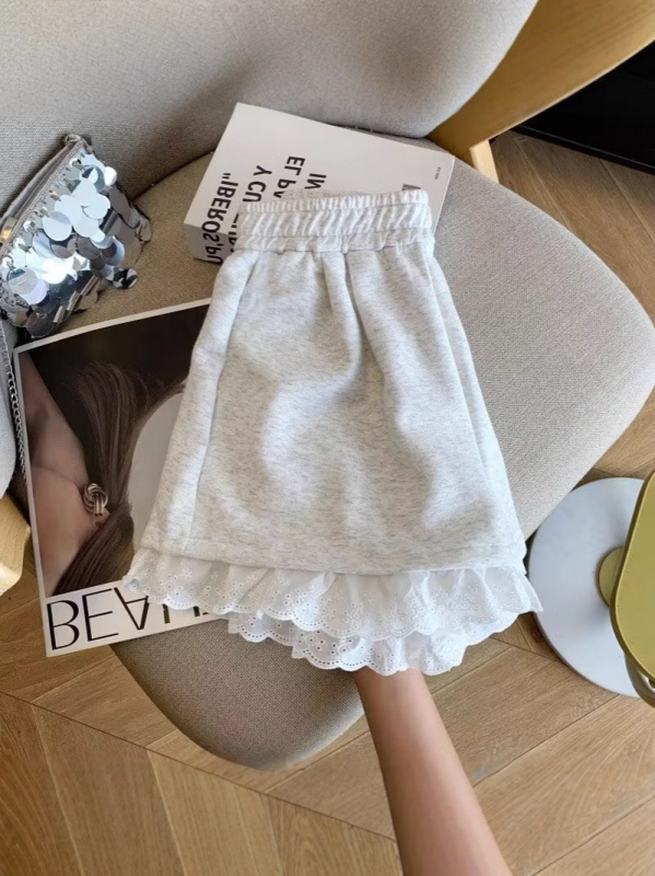 Дамски къси спортно-ежедневни панталони с дантелени вложки, висока талия, 90–95% полиестер, тънък плат, панелна изработка