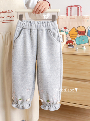 Detské zimné nohavice s flisovou podšívkou, s vyšitými detailami, 85% bavlna (bavlna-poliester zmes), hebký dotyk, elastický pás