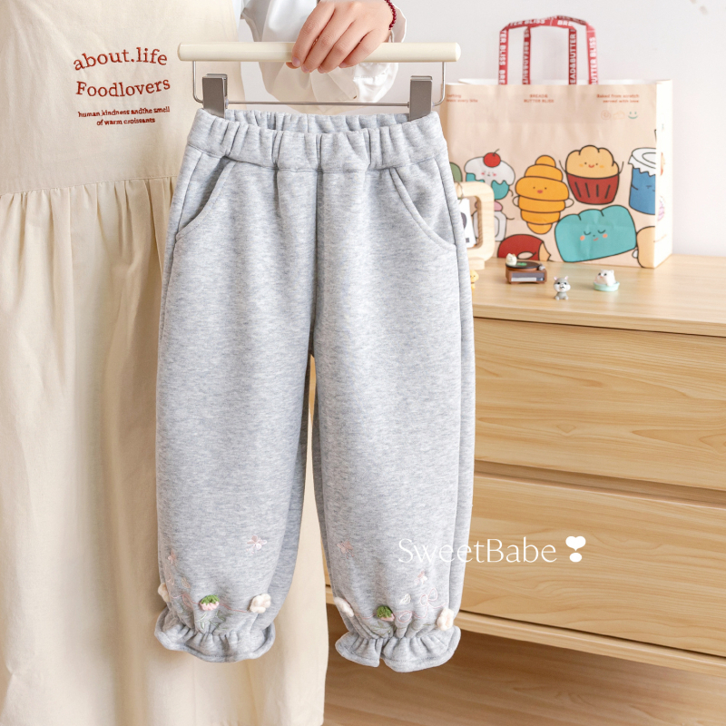 Detské zimné nohavice s flisovou podšívkou, s vyšitými detailami, 85% bavlna (bavlna-poliester zmes), hebký dotyk, elastický pás