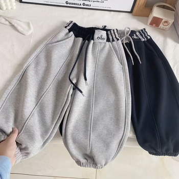 Dječje hlače - poliester tkanina s 50% pamuka, nježno obrađene, uzorak prugasti i slova, zimska odjeća (50% pamuka; poliester; nježno obrađene; prugasti i slova; zima)