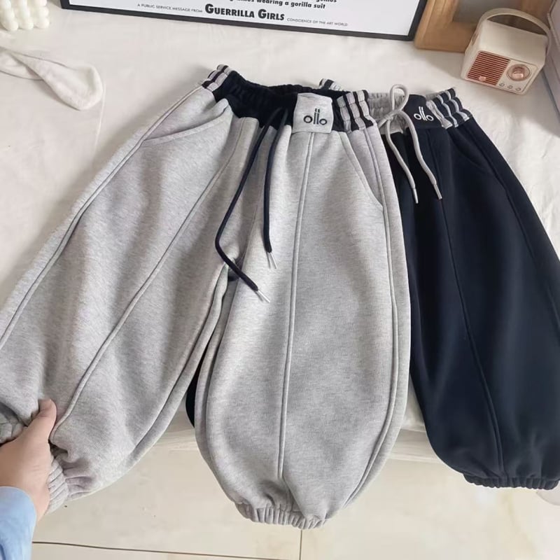 Dječje hlače - poliester tkanina s 50% pamuka, nježno obrađene, uzorak prugasti i slova, zimska odjeća (50% pamuka; poliester; nježno obrađene; prugasti i slova; zima)