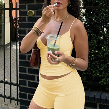 Ženský set: tielko bez rukávov a nohavice po trištvrte, mliečna hodvábna zmes, polyester-elastan, koláž detaily, leto 2025, mestský štýl