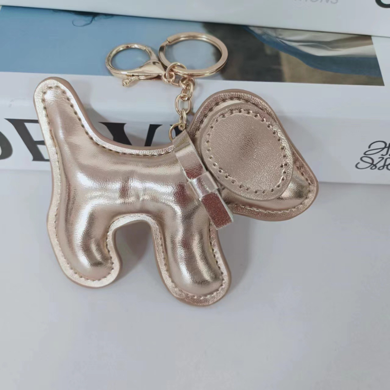 Kožni privjesak za ključeve s metalnom mašnicom — sladak motiv psa