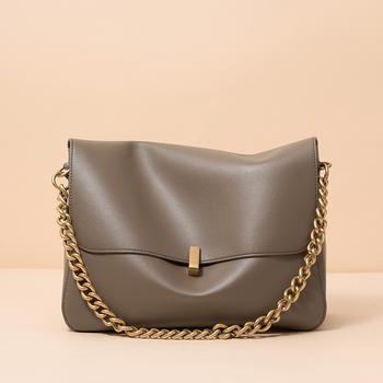 Velika ženska torba preko ramena od kravljeg kože — gradski minimalistički stil, horizontalni kvadrati oblik, zaključavanje s ključem, unutarnji džep sa zipom, džep za telefon i dokumente