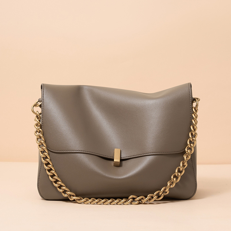 Velika ženska torba preko ramena od kravljeg kože — gradski minimalistički stil, horizontalni kvadrati oblik, zaključavanje s ključem, unutarnji džep sa zipom, džep za telefon i dokumente