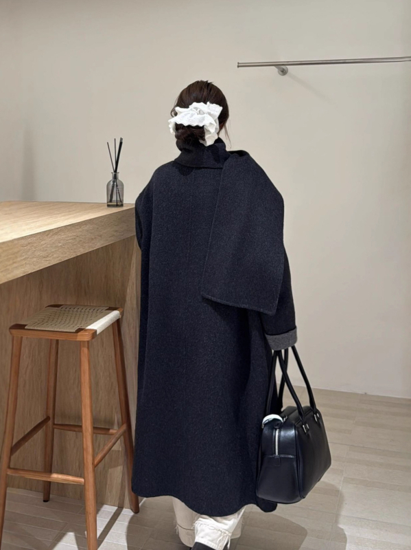 Дамски палто от вълна, реверсивно, дълго, свободен силует, кръгла яка, двойно закопчаване, ръчна шевна работа
