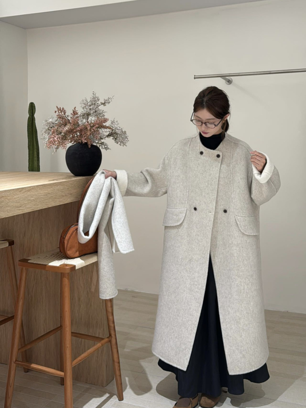 Дамски палто от вълна, реверсивно, дълго, свободен силует, кръгла яка, двойно закопчаване, ръчна шевна работа