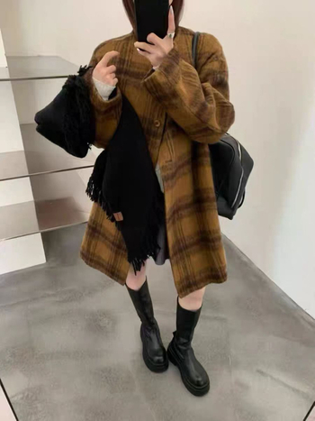 Дамско палто от вълна, свободен силует, дълго, три копчета на предната планка, съдържание на вълна 50–70%.