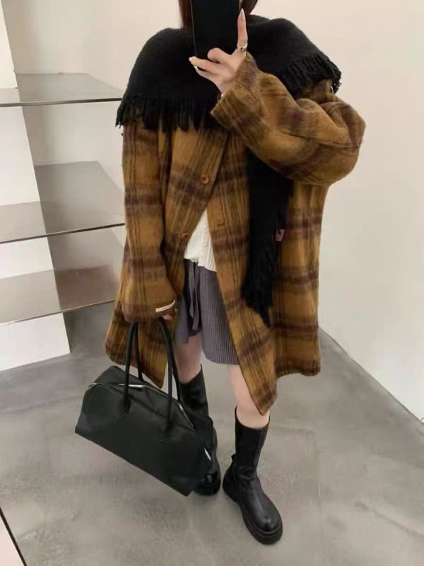 Дамско палто от вълна, свободен силует, дълго, три копчета на предната планка, съдържание на вълна 50–70%.