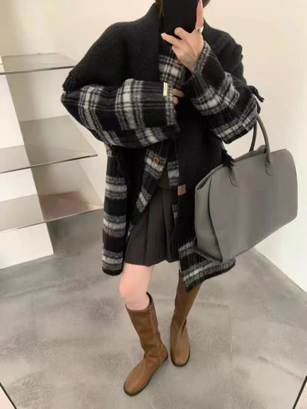 Дамско палто от вълна, свободен силует, дълго, три копчета на предната планка, съдържание на вълна 50–70%.