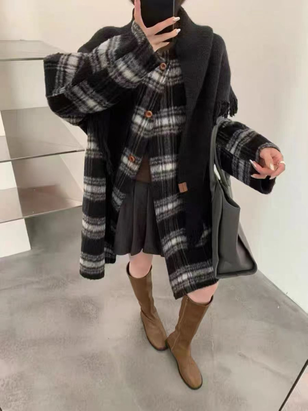 Дамско палто от вълна, свободен силует, дълго, три копчета на предната планка, съдържание на вълна 50–70%.