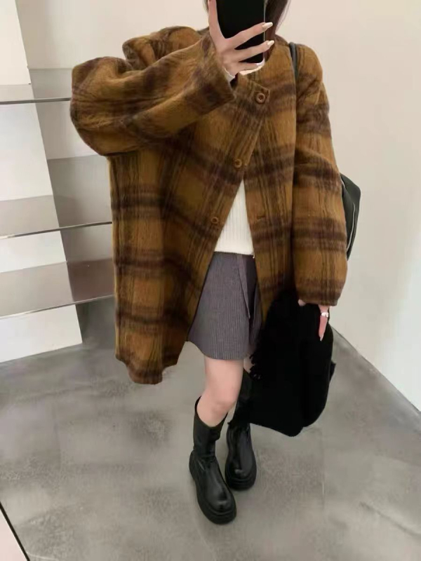 Дамско палто от вълна, свободен силует, дълго, три копчета на предната планка, съдържание на вълна 50–70%.