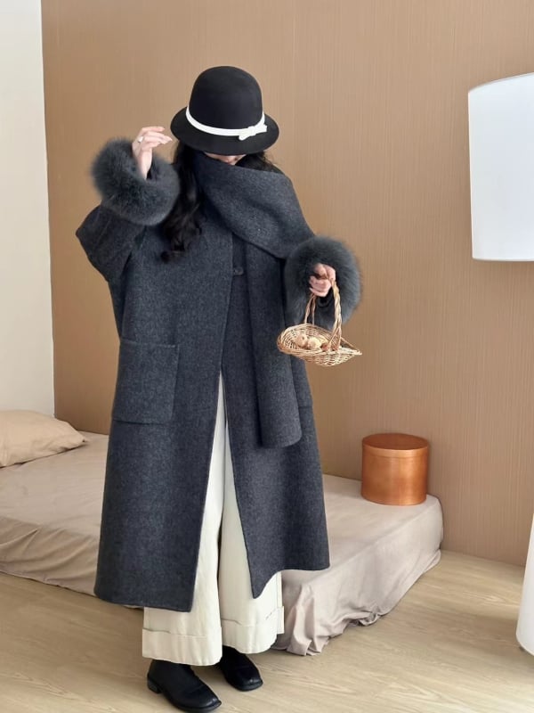 Дамско палто от вълна с маншети от лисица, двустранно, дълга версия, кръгла яка, закопчаване с два копчета