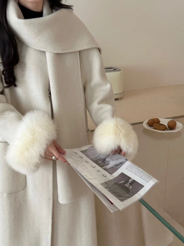 Дамско палто от вълна с маншети от лисица, двустранно, дълга версия, кръгла яка, закопчаване с два копчета