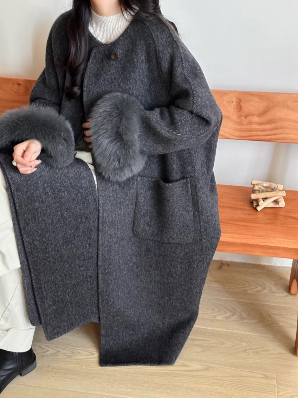 Дамско палто от вълна с маншети от лисица, двустранно, дълга версия, кръгла яка, закопчаване с два копчета