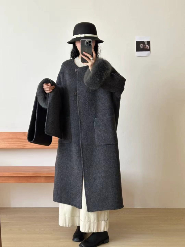 Дамско палто от вълна с маншети от лисица, двустранно, дълга версия, кръгла яка, закопчаване с два копчета