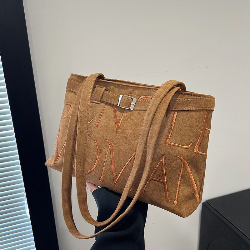 Hímzett betűkkel díszített tote táska matt PU-ból, street-style, zipzáros zárás