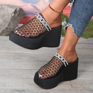 Klin szandál hálós felső részes, fém csattal, orr rész, vastag gumitalp, sarokmagasság 5–8 cm