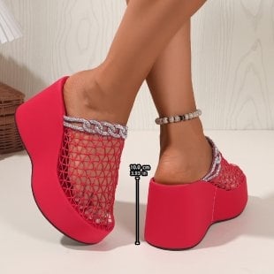 Klin szandál hálós felső részes, fém csattal, orr rész, vastag gumitalp, sarokmagasság 5–8 cm