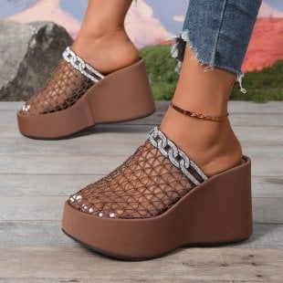 Klin szandál hálós felső részes, fém csattal, orr rész, vastag gumitalp, sarokmagasság 5–8 cm