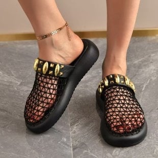 Klin szandál hálós felső részes, fém csattal, orr rész, vastag gumitalp, sarokmagasság 5–8 cm