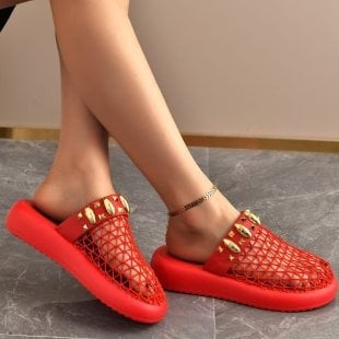 Klin szandál hálós felső részes, fém csattal, orr rész, vastag gumitalp, sarokmagasság 5–8 cm