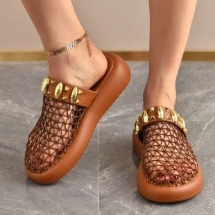 Klin szandál hálós felső részes, fém csattal, orr rész, vastag gumitalp, sarokmagasság 5–8 cm