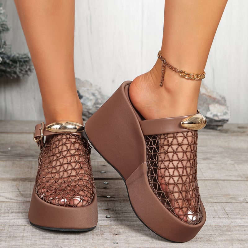 Klin szandál hálós felső részes, fém csattal, orr rész, vastag gumitalp, sarokmagasság 5–8 cm