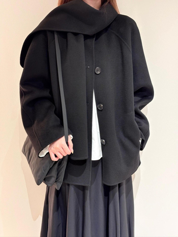 Дамско палто от вълна – средна дължина, шал-яка, реглан ръкави, свободен крой, едноредово закопчаване, едноцветно