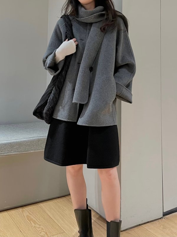Дамско палто от вълна – средна дължина, шал-яка, реглан ръкави, свободен крой, едноредово закопчаване, едноцветно