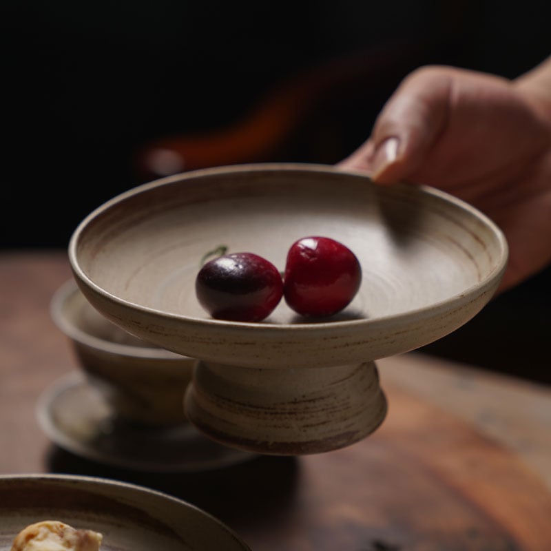 Porcelánból készült magas lábú tál, kör alakú, csíkos mintával, retro luxus stílusban, mikrohullámú sütőben is használható