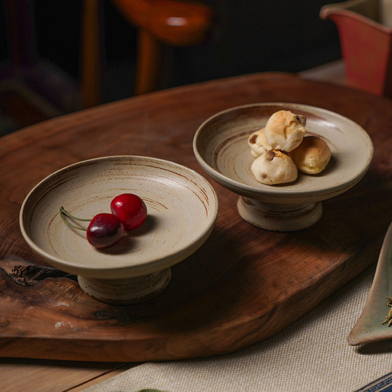 Porcelánból készült magas lábú tál, kör alakú, csíkos mintával, retro luxus stílusban, mikrohullámú sütőben is használható