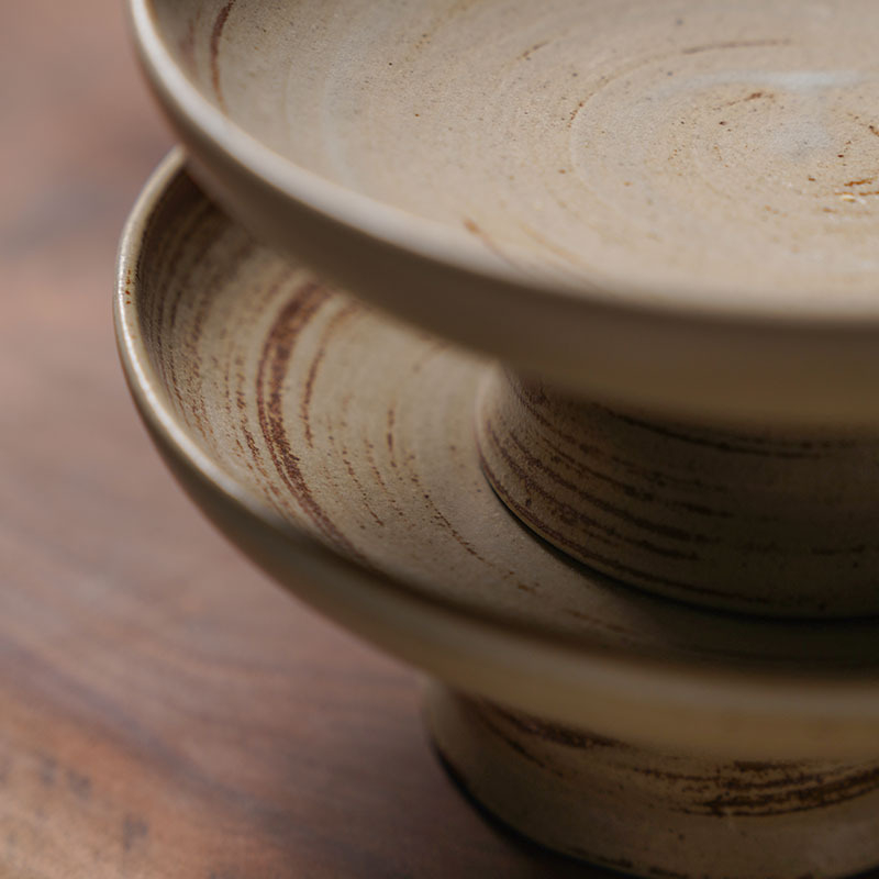 Porcelánból készült magas lábú tál, kör alakú, csíkos mintával, retro luxus stílusban, mikrohullámú sütőben is használható