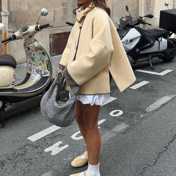 Geacă cu guler înalt, rezistentă la vânt, mâneci raglan, detalii de colaj, material poliester 95%+