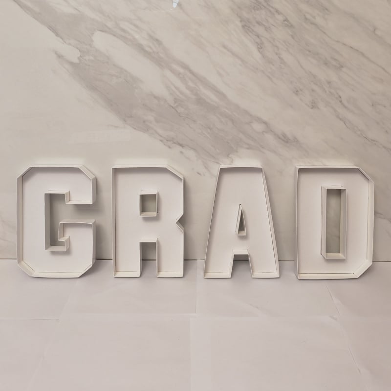 Absolventų užkandžių lėkštė su saldainių dėžute ir raidėmis – vaisių lėkštė, popierius, rankų darbas, pritaikoma, modernus minimalizmas