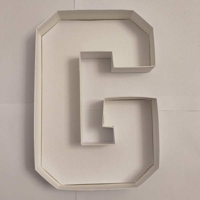 Absolventų užkandžių lėkštė su saldainių dėžute ir raidėmis – vaisių lėkštė, popierius, rankų darbas, pritaikoma, modernus minimalizmas