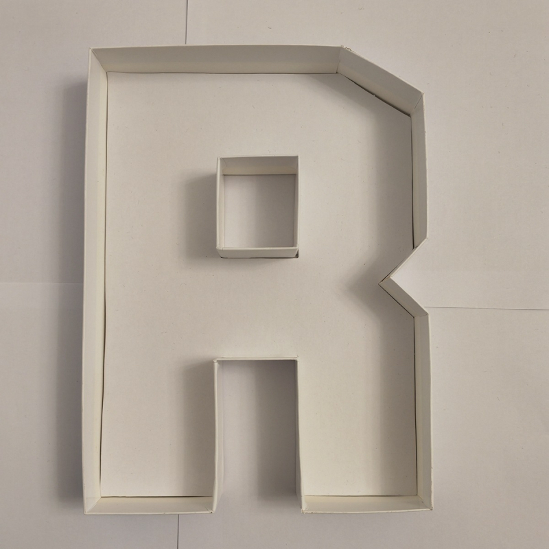 Absolventų užkandžių lėkštė su saldainių dėžute ir raidėmis – vaisių lėkštė, popierius, rankų darbas, pritaikoma, modernus minimalizmas