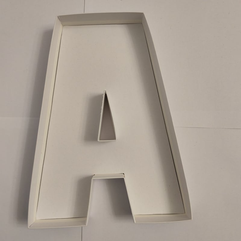 Absolventų užkandžių lėkštė su saldainių dėžute ir raidėmis – vaisių lėkštė, popierius, rankų darbas, pritaikoma, modernus minimalizmas