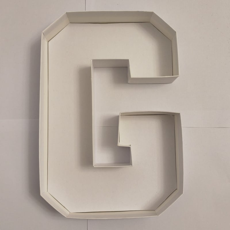 Absolventų užkandžių lėkštė su saldainių dėžute ir raidėmis – vaisių lėkštė, popierius, rankų darbas, pritaikoma, modernus minimalizmas