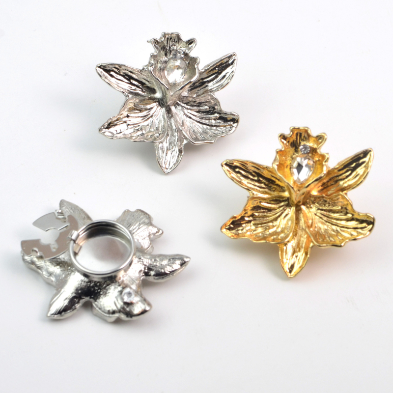 Buton de manșetă – aliaj, formă de floare, diamante încrustate, stil fashion OL, BC193