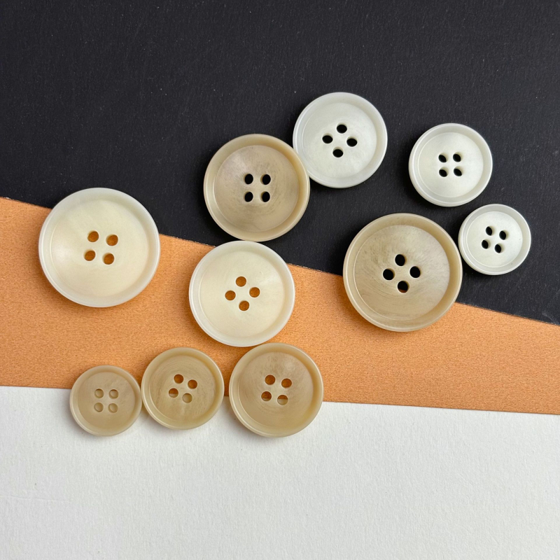 Buton din rășină cu patru găuri, margine concavă ultra-subțire, pentru cămăși și paltoane