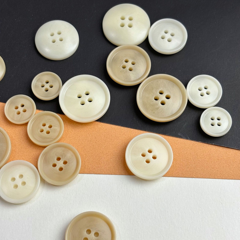 Buton din rășină cu patru găuri, margine concavă ultra-subțire, pentru cămăși și paltoane