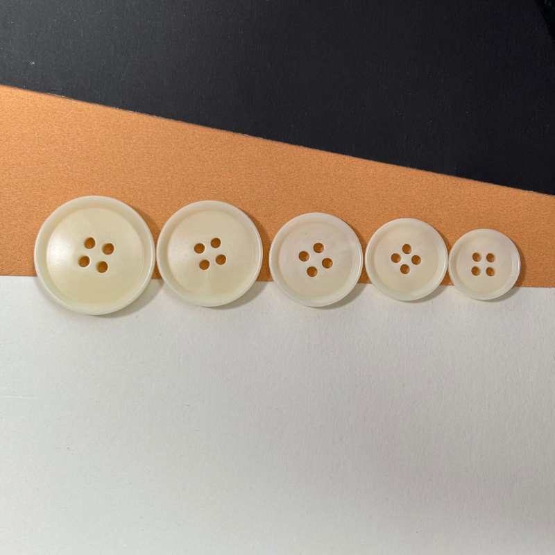 Buton din rășină cu patru găuri, margine concavă ultra-subțire, pentru cămăși și paltoane