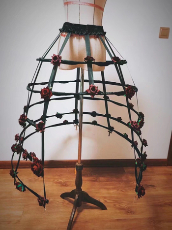 Lolita Birdcage Fishbone подпора за пола със цепка и кухи панели, рюшест кант; тройни стоманени пръстени, двойно-слойна прежда