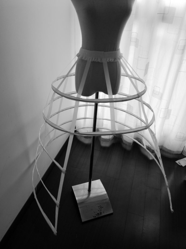 Lolita Birdcage Fishbone подпора за пола със цепка и кухи панели, рюшест кант; тройни стоманени пръстени, двойно-слойна прежда