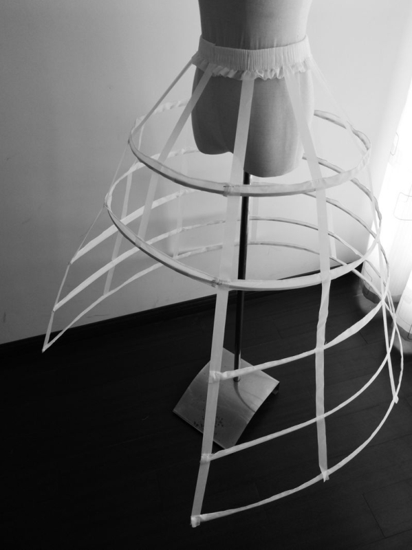 Lolita Birdcage Fishbone подпора за пола със цепка и кухи панели, рюшест кант; тройни стоманени пръстени, двойно-слойна прежда