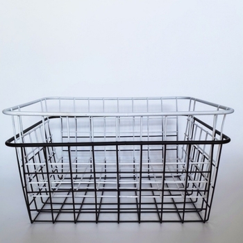 Metalna žičana košara za skladištenje na stolu; moderan minimalistički stil