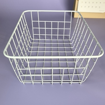 Metalna žičana košara za skladištenje na stolu; moderan minimalistički stil